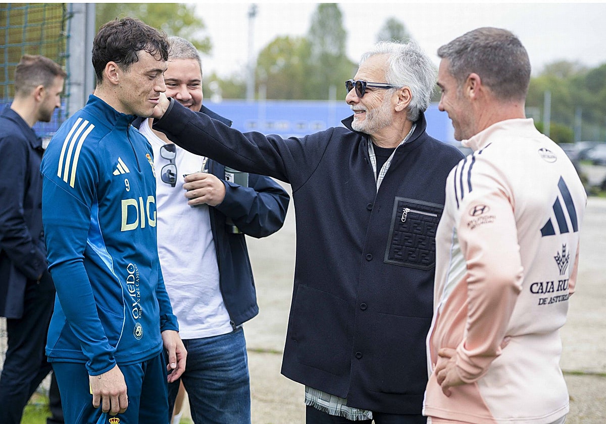 Jesús Martínez, presidente del Real Oviedo, saluda al futbolista Federico Viñas, en presencia de Rafael Monge y Luis Carrión.