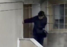 El joven golpea la puerta en una casa de El Llugarín.