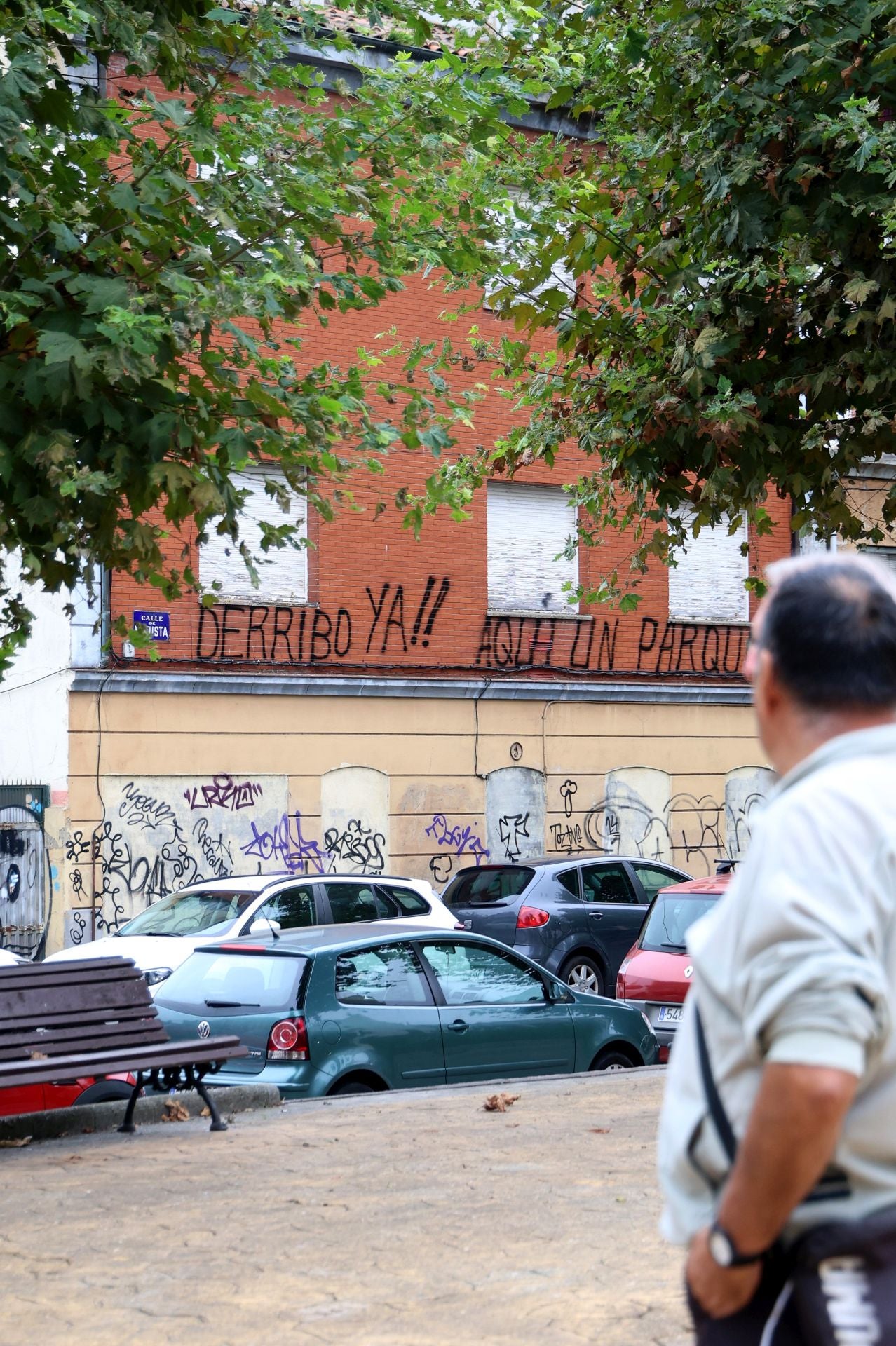 Basura acumulada, colillas, jeringuillas: el estado del barrio de La Tenderina, en Oviedo, donde hallaron el cuerpo de un joven