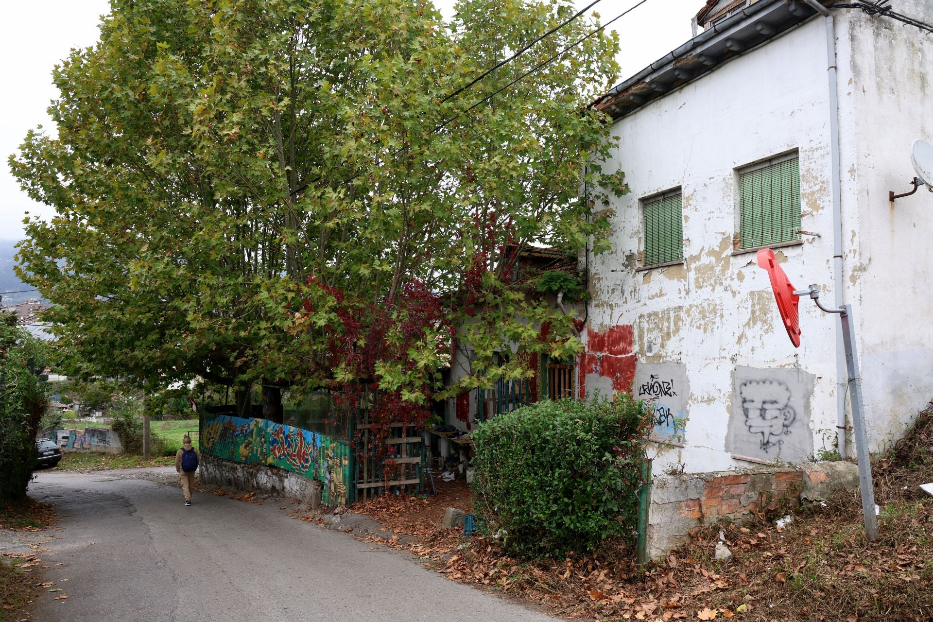 Basura acumulada, colillas, jeringuillas: el estado del barrio de La Tenderina, en Oviedo, donde hallaron el cuerpo de un joven