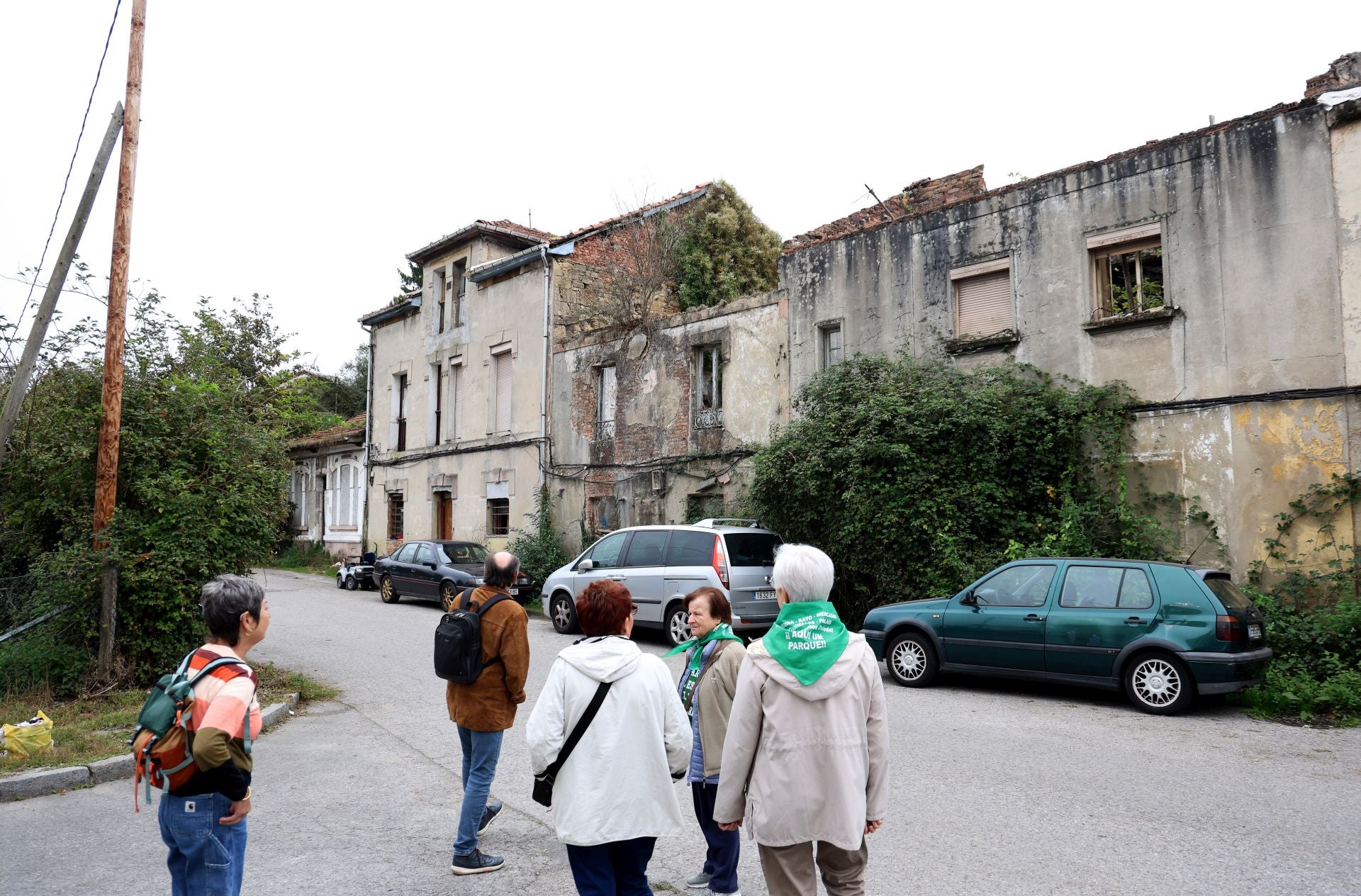 Basura acumulada, colillas, jeringuillas: el estado del barrio de La Tenderina, en Oviedo, donde hallaron el cuerpo de un joven
