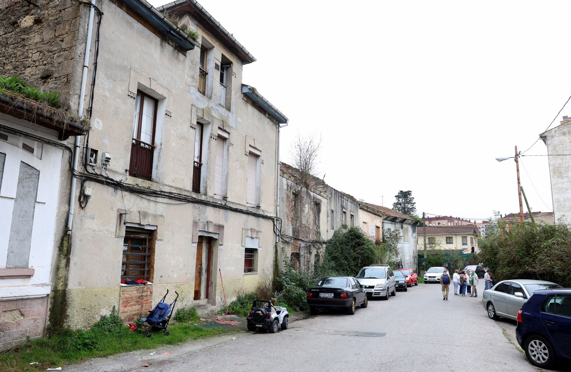Basura acumulada, colillas, jeringuillas: el estado del barrio de La Tenderina, en Oviedo, donde hallaron el cuerpo de un joven