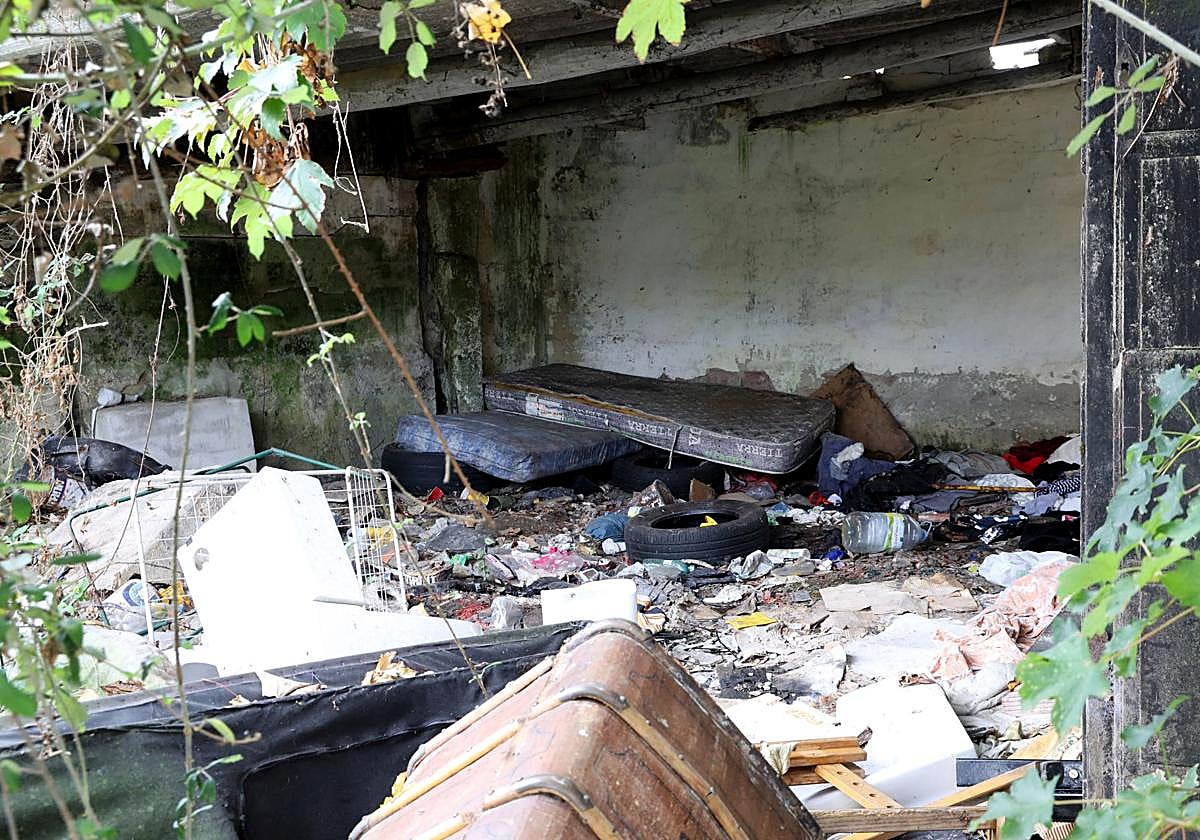 Basura acumulada, colillas, jeringuillas: el estado del barrio de La Tenderina, en Oviedo, donde hallaron el cuerpo de un joven