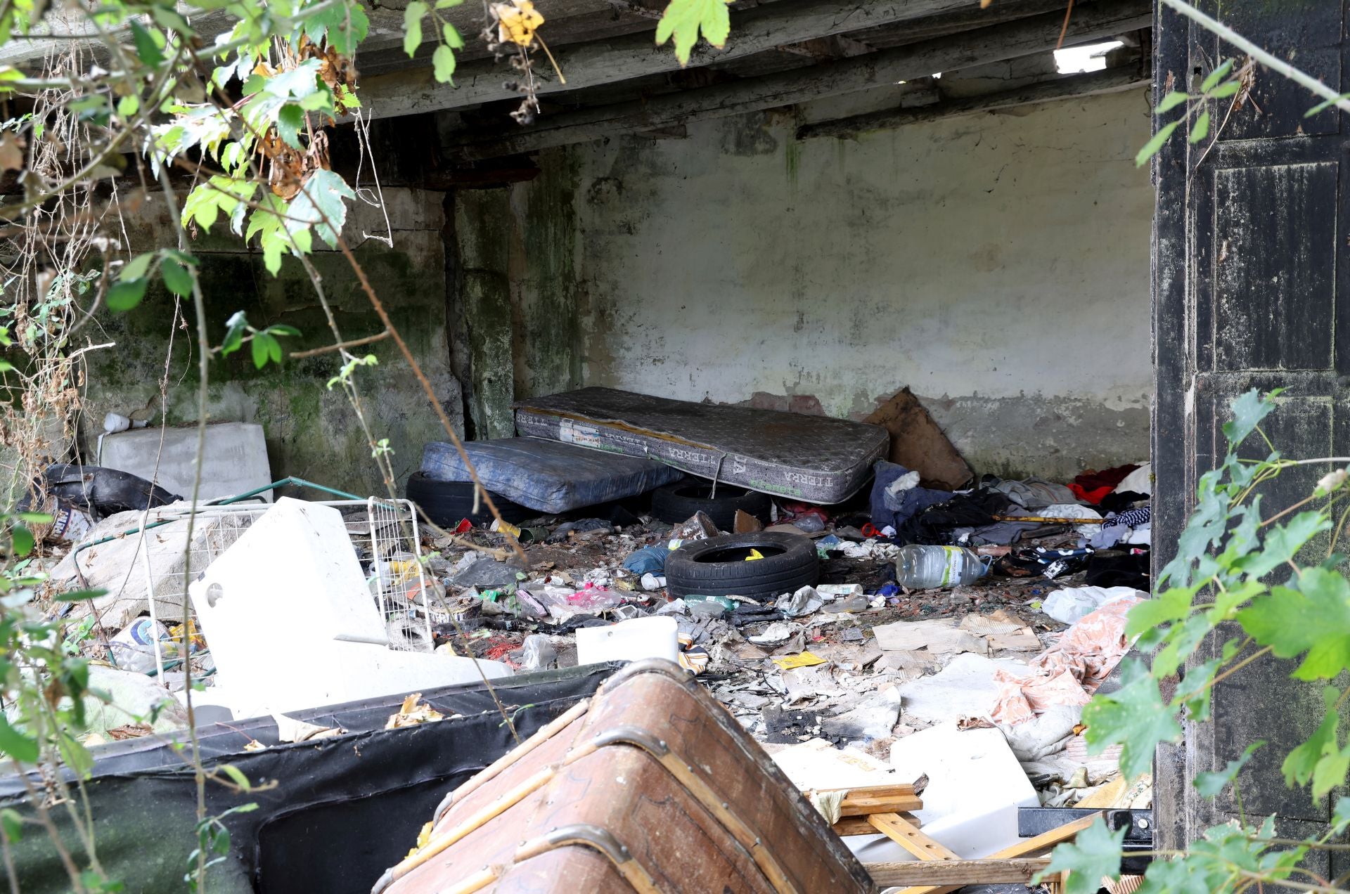 Basura acumulada, colillas, jeringuillas: el estado del barrio de La Tenderina, en Oviedo, donde hallaron el cuerpo de un joven