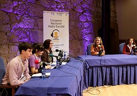 Mateo y Deva, junto con Gema Merás, coordinadora de la radio de La Ería, entrevistan a la ministra Pilar Alegría y a la consejera Eva Ledo.