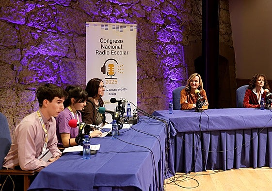 Mateo y Deva, junto con Gema Merás, coordinadora de la radio de La Ería, entrevistan a la ministra Pilar Alegría y a la consejera Eva Ledo.