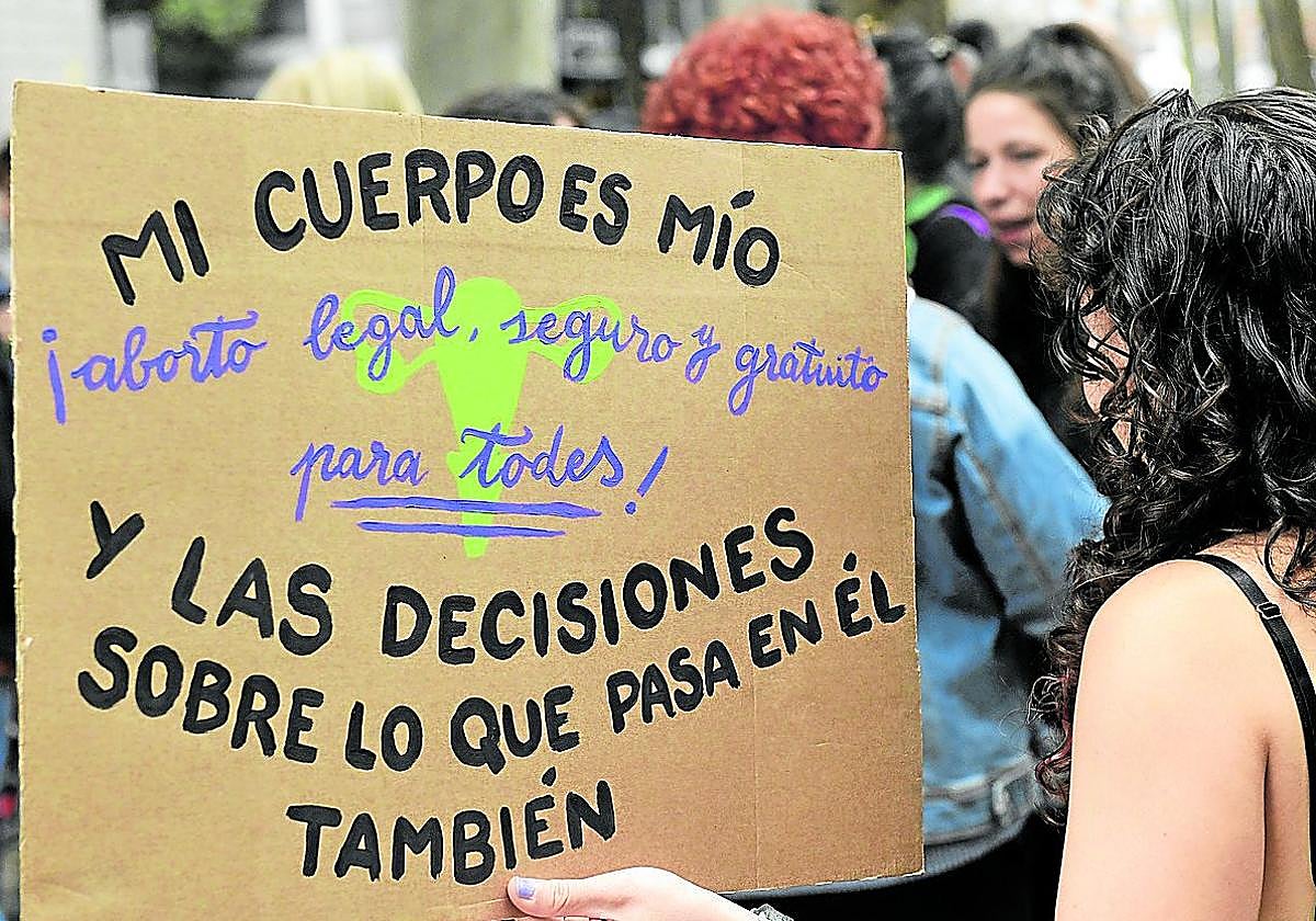Una mujer sostiene una pancarta durante una concetración celebrada en España el pasado septiembre en defensa al derecho al aborto.
