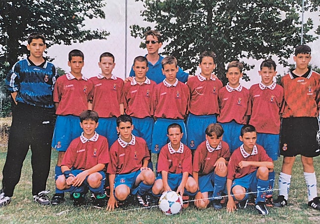 Calvo, en el centro con gafas, en su época en el Real Avilés, en el que también fue entrenador en La Toba.