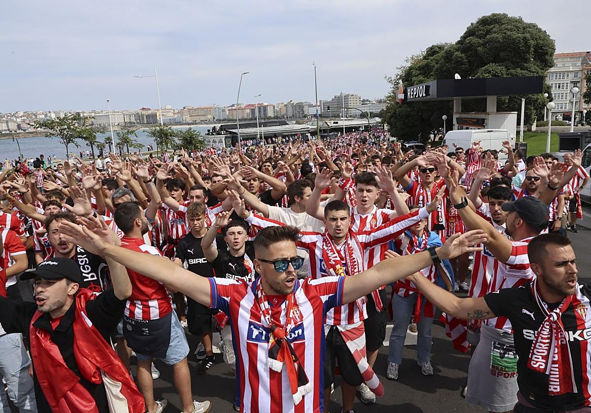 Aficionados del Sporting, en La Coruña, en la previa del partido ante el Dépor.