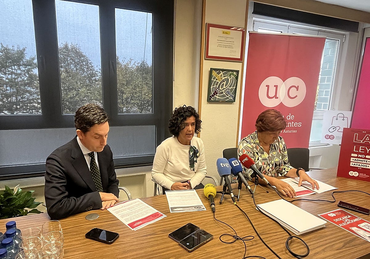 El gerente de la Unión de Comerciantes de Asturias, Fernando Clavijo; la presidenta Sara Menéndez, y la exgerente, Carmen Moreno