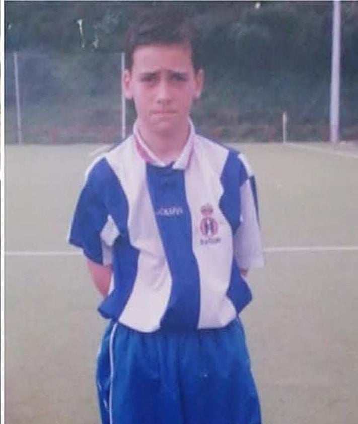 Imagen secundaria 2 - Imagen de dos momentos distintos de Uruñuela en las categorías inferiores del Real Avilés y de una foto reciente junto a Santi Calvo, exportero blanquiazul que le hizo debutar en Talavera cuando era entrenador de los manchegos.