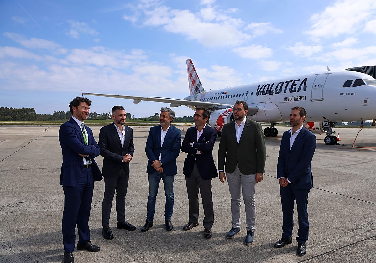 Pedro Cotilla, Jorge García, Alejandro Calvo, Carlos Muñoz, Adrián Barbón y Gabriel Schmilovich, en el aeropuerto de Asturias.
