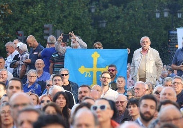 Un montón de gente y una sola bandera