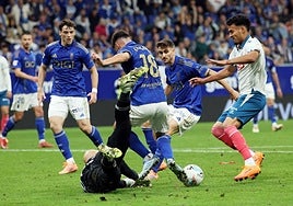 El oviedista Brekalo dispuso un mano a mano con el guardameta Dmitrovic, pero no logró superarlo.