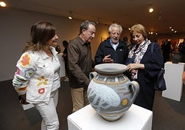 Mariscal explica una pieza a la alcaldesa ante Ramón Rodríguez y la edil de Cultura.