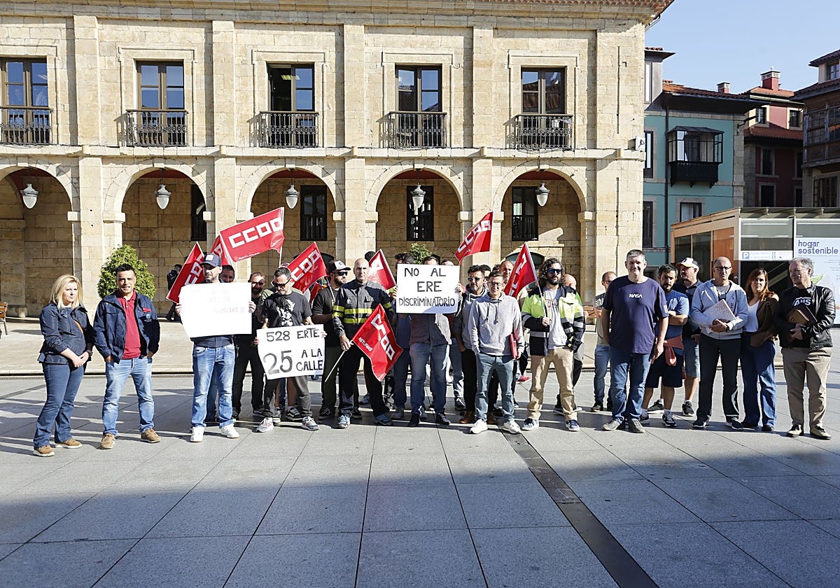 Los afectados se concentraron en la plaza de España antes de la reunión.