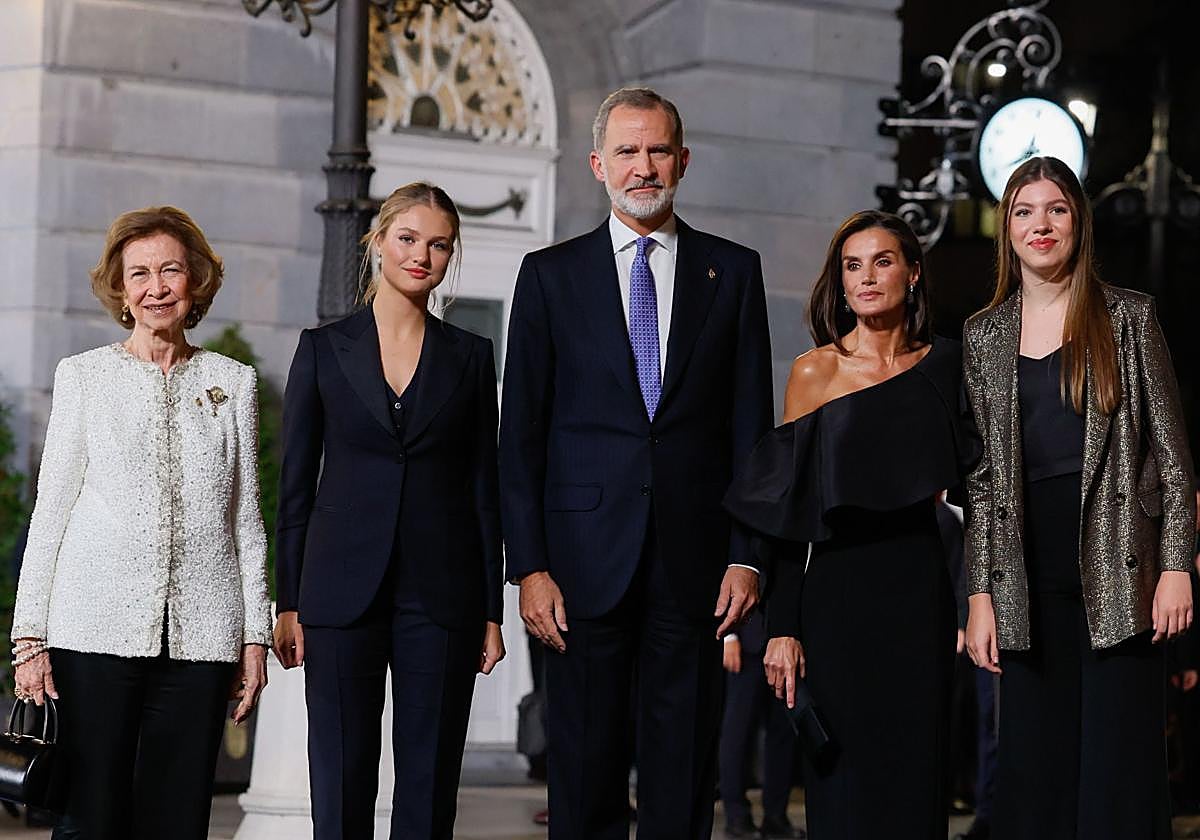 La Reina emérita, doña Sofía; el Rey Felipe VI, la Reina Letizia, la Princesa Leonor y la Infanta Sofía, en los Premios Princesa de Asturias 2024.
