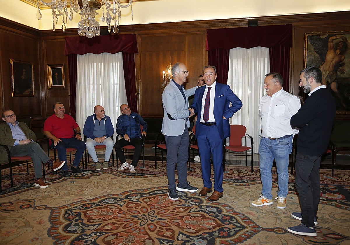 Los ediles Juan Carlos Guerrero, Pelayo García y Manuel Campa, con el presidente del Navarro, Juan Carlos García, esta mañana de viernes en el salón de recepciones municipal.