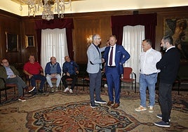 Los ediles Juan Carlos Guerrero, Pelayo García y Manuel Campa, con el presidente del Navarro, Juan Carlos García, esta mañana de viernes en el salón de recepciones municipal.