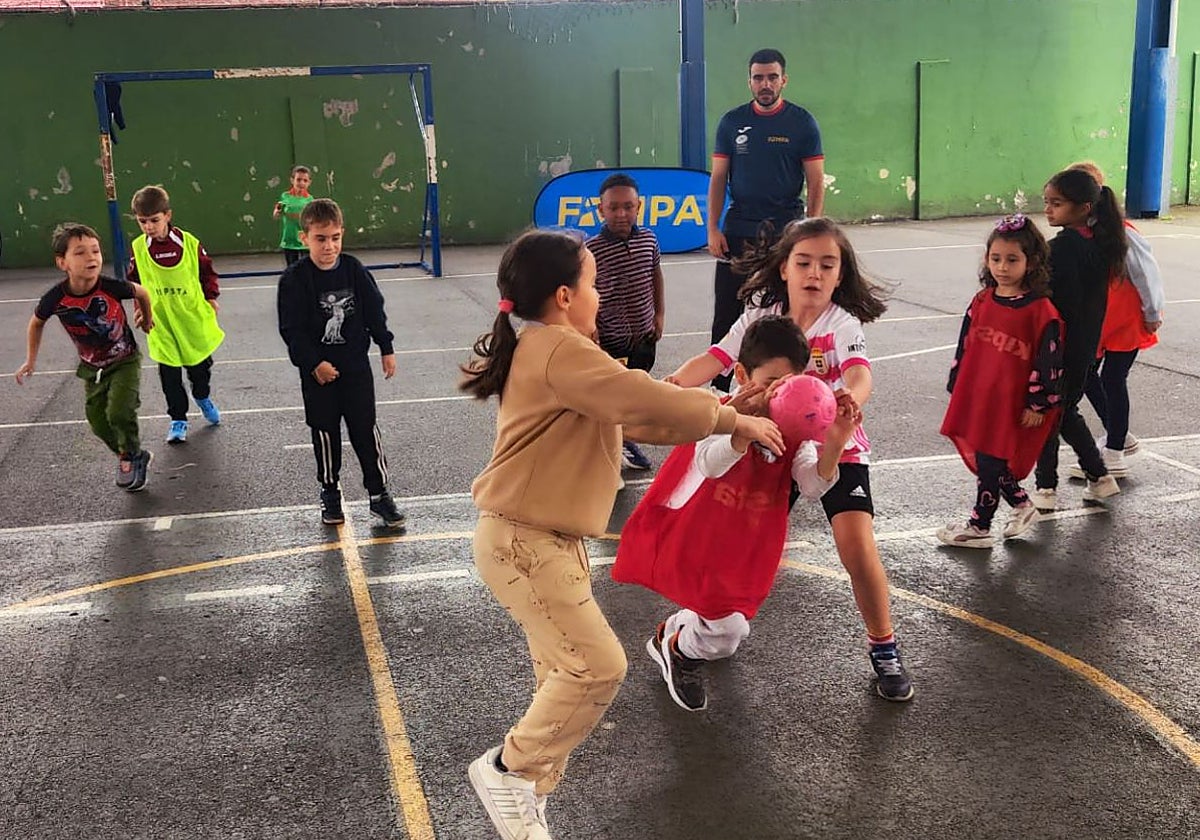 Niños del Eulalia Álvarez Lorenzo jugando al balonmano, La Felguera.