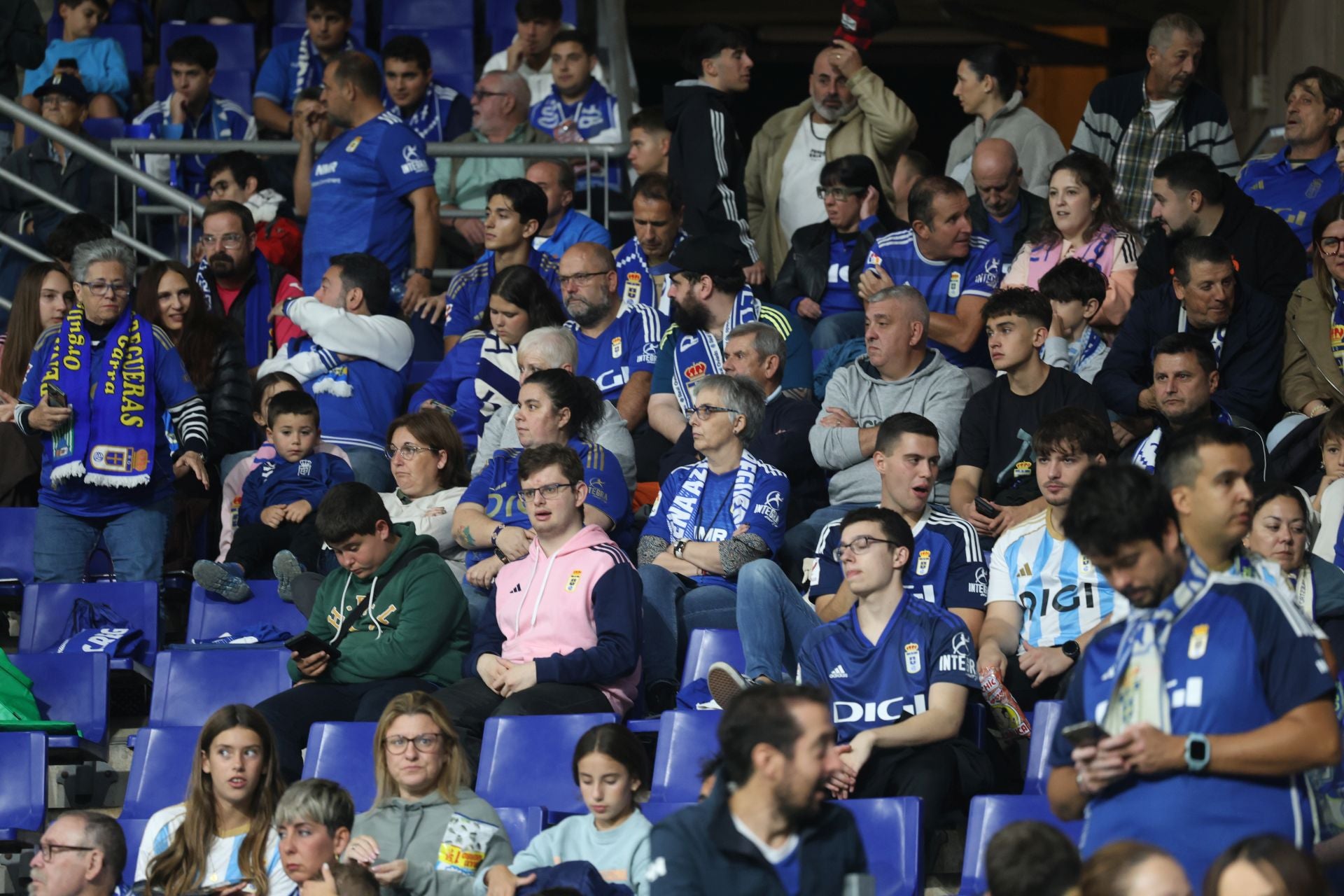 ¿Estuviste en el Real Oviedo - Espanyol? ¡Búscate entre las imágenes!