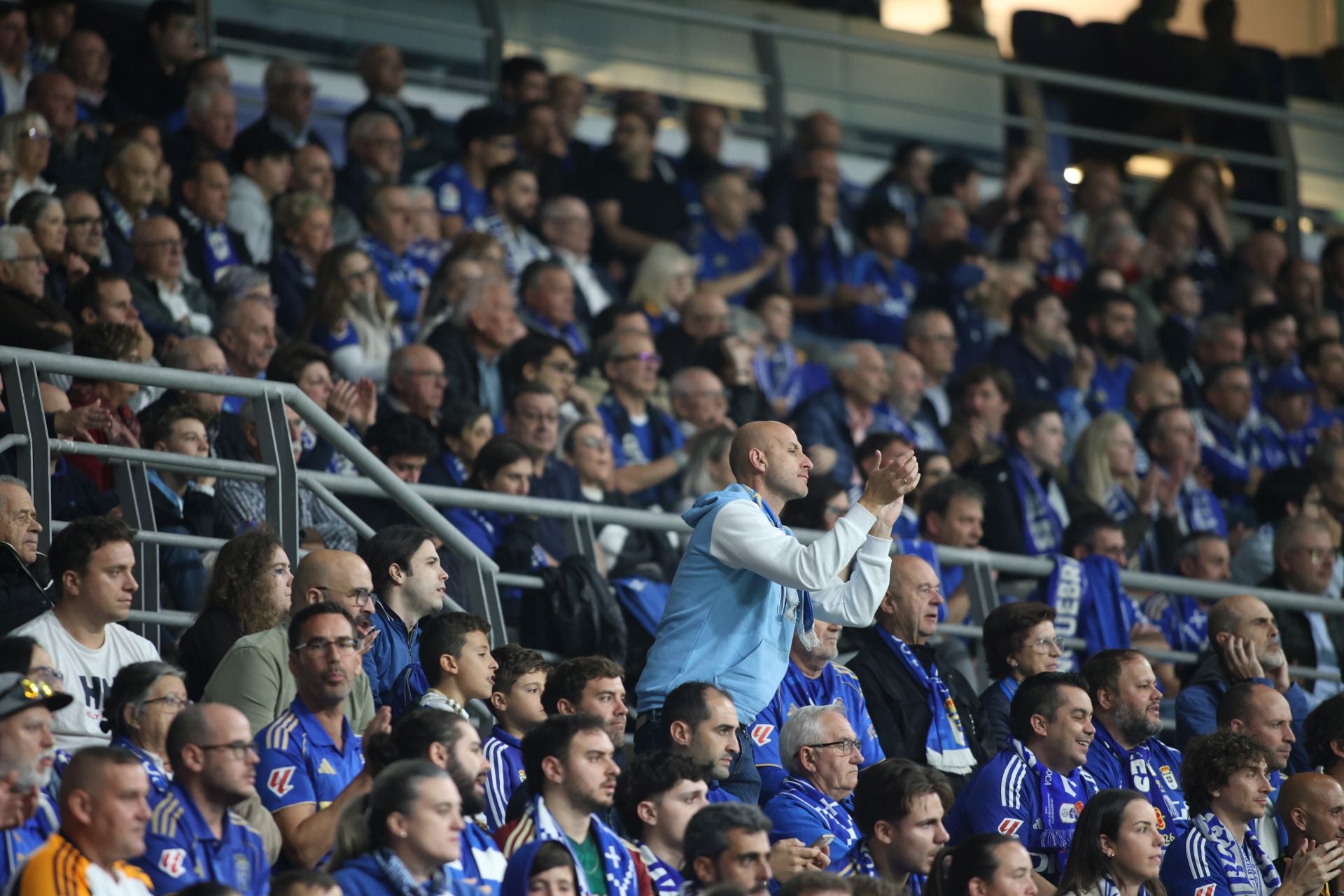 ¿Estuviste en el Real Oviedo - Espanyol? ¡Búscate entre las imágenes!