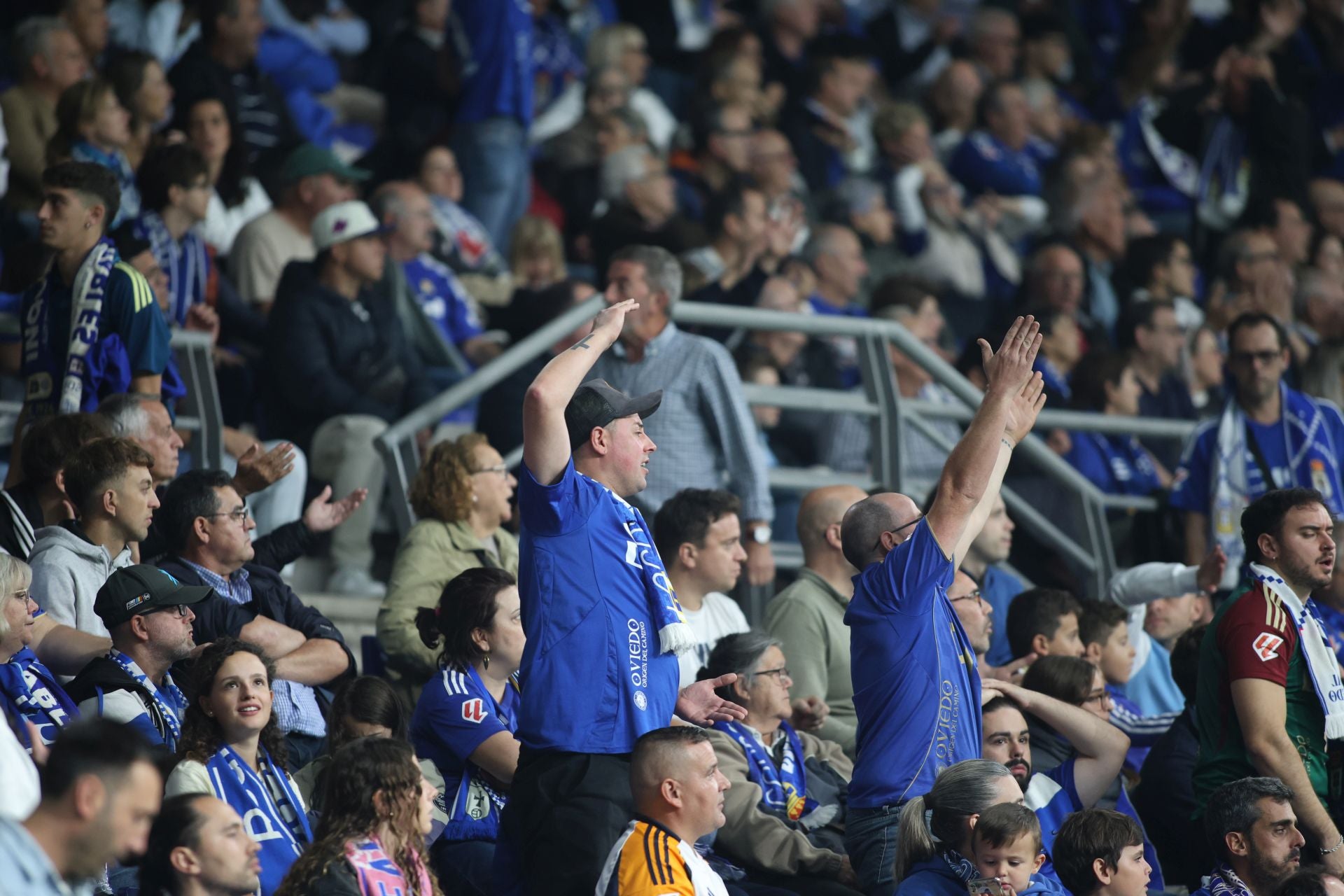 ¿Estuviste en el Real Oviedo - Espanyol? ¡Búscate entre las imágenes!