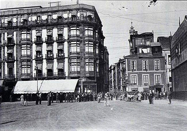 La medianera se derribaría para construir ahí el edificio de Telefónica. La casa de tres alturas y la cupulada de detrás se derribaron para ensanchar Munuza. Fecha: 1920.