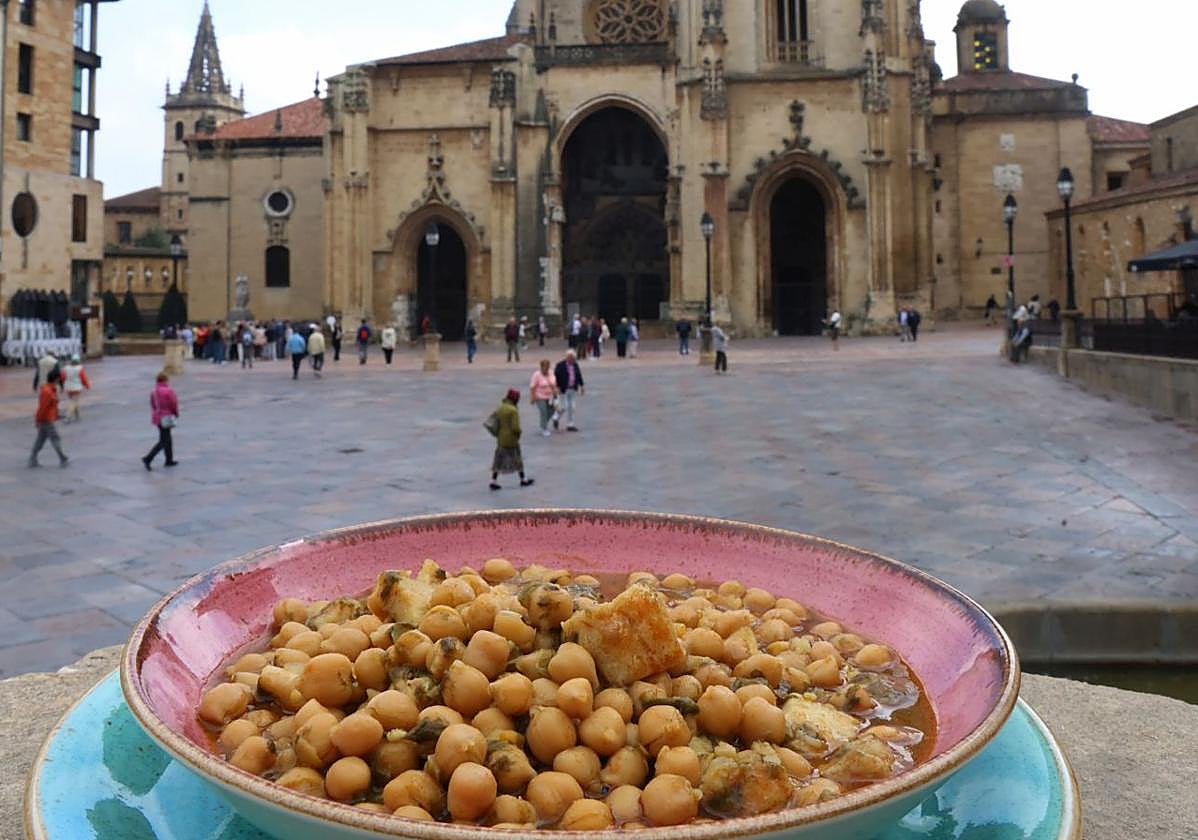 Fiesta del desarme en Oviedo: un menú símbolo de historia e identidad