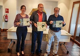 La edil Lali Vázquez, el presidente de la Asociación Cultural de Bueño, Belarmino Fernández, y el alcalde de Ribera Arriba, Tomás Manuel Fernández, en la presentación del concurso.