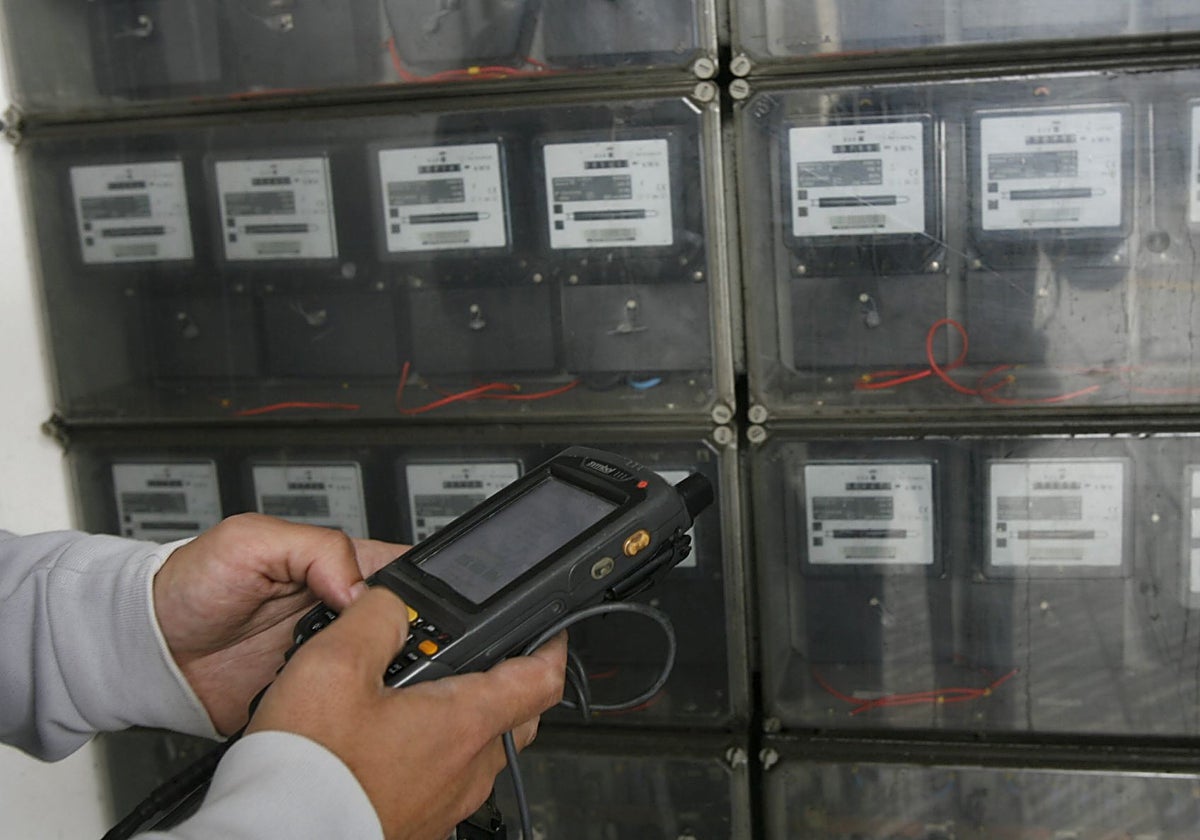 Un operario revisando los contadores de un edificio