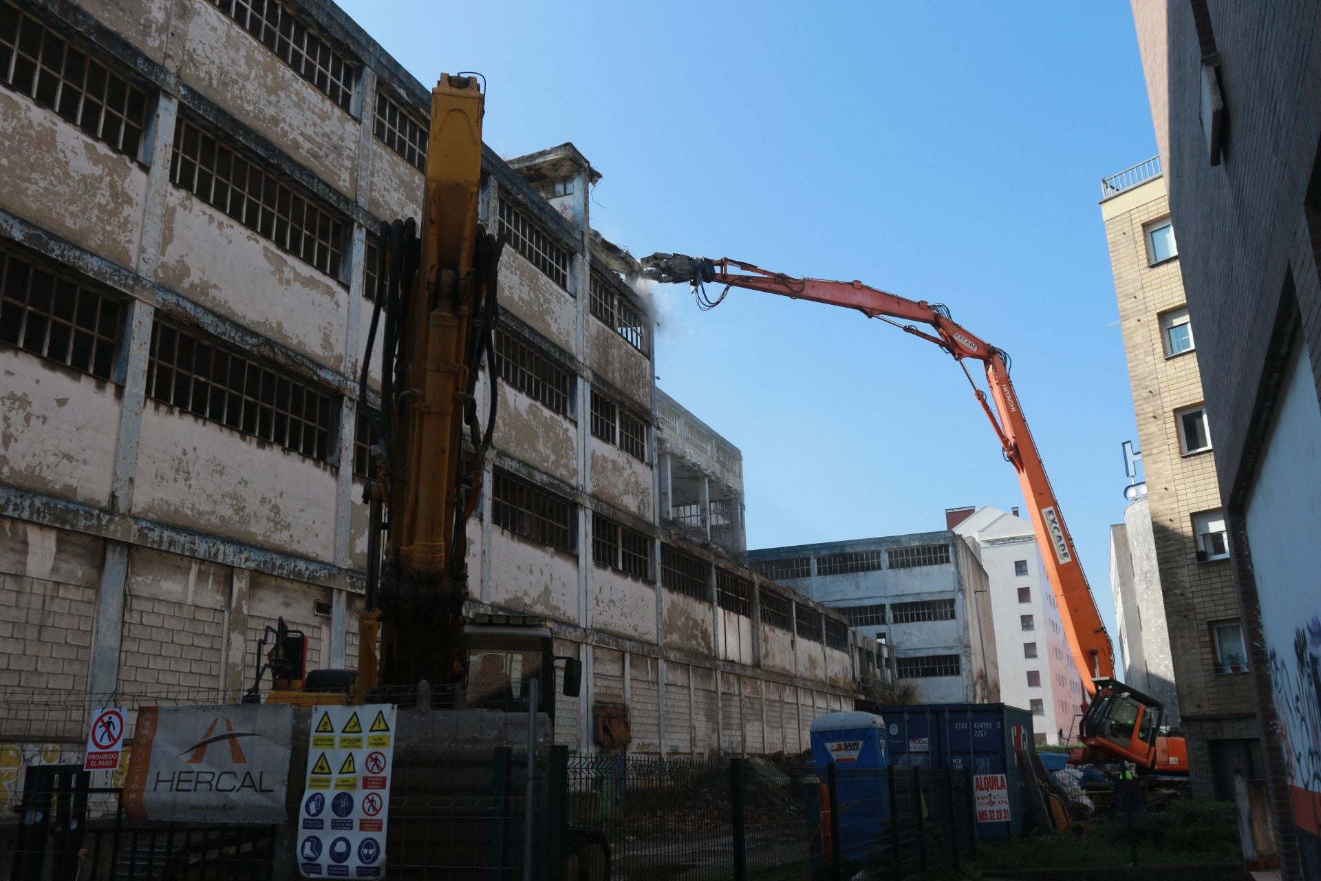 Derribo de una de las fachadas de la nave de Flex, en La Calzada.