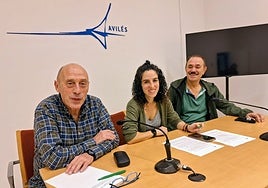 El edil Agustín Medina, la secretaria de organización de Izquierda Unida Avilés, Llarina González; y el coordinador local, Juanjo Fernández.