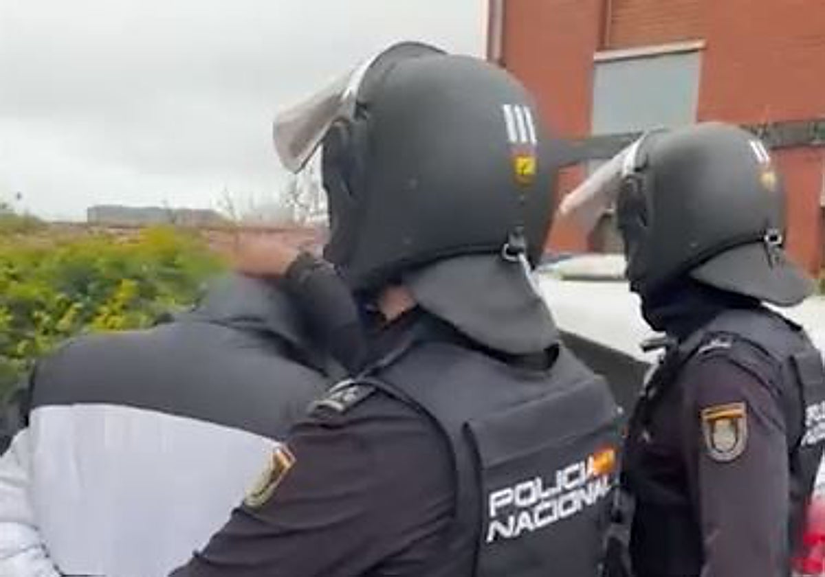 Momento de la detención de uno de los dos acusados del homicidio de José Antonio Justel.