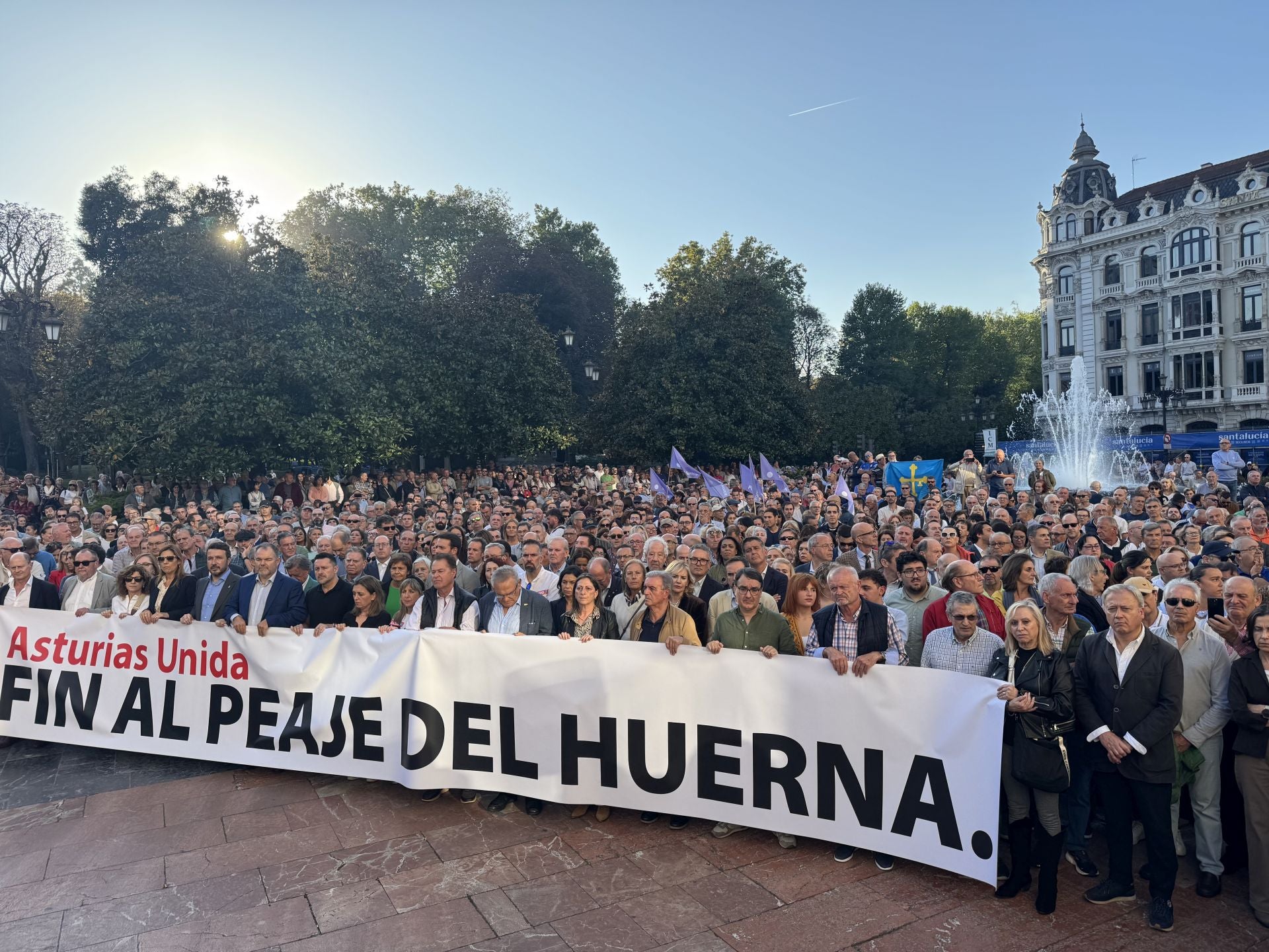 La multitudinaria manifestación en Oviedo contra el peaje del Huerna, en imágenes