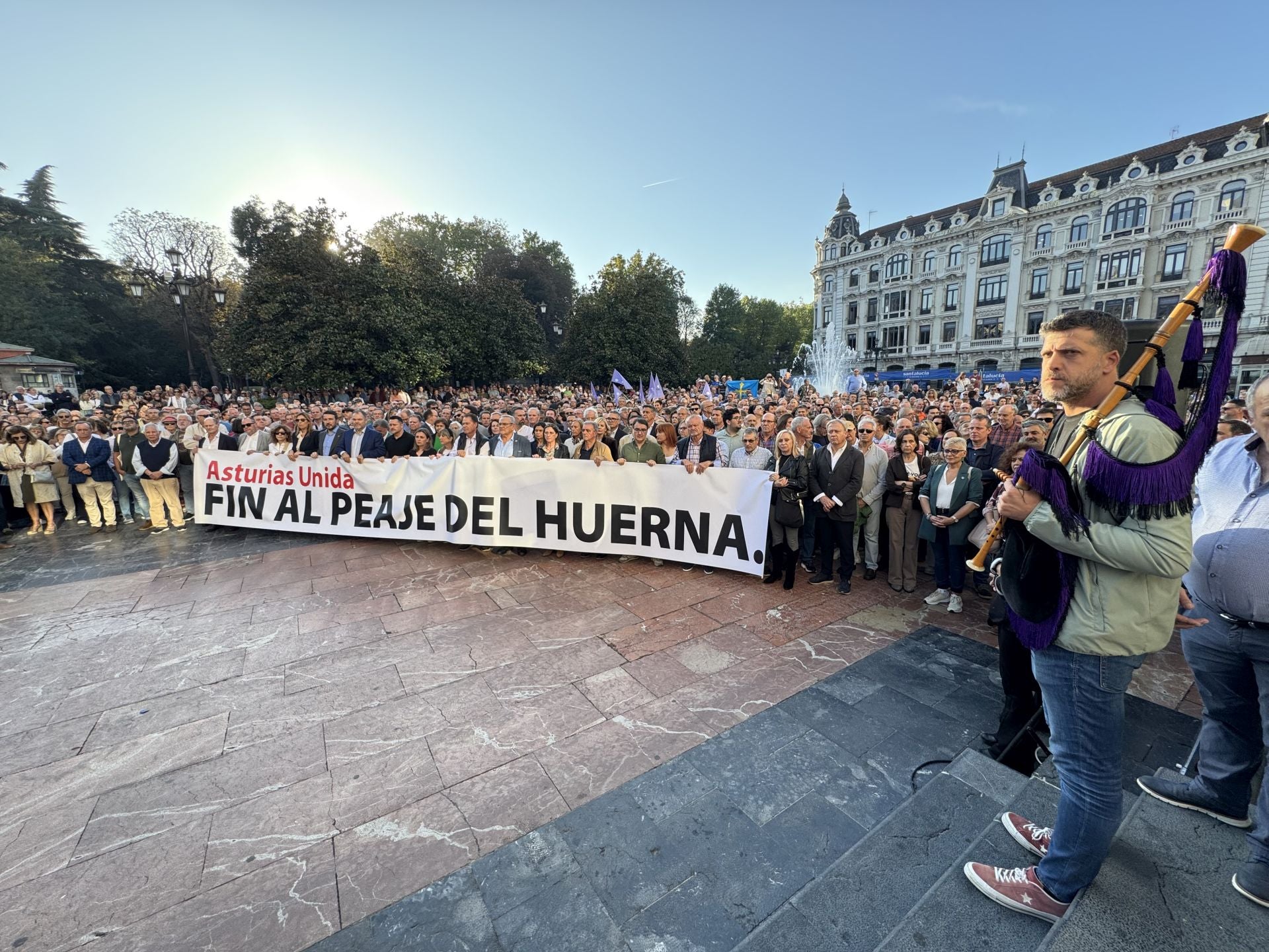 La multitudinaria manifestación en Oviedo contra el peaje del Huerna, en imágenes