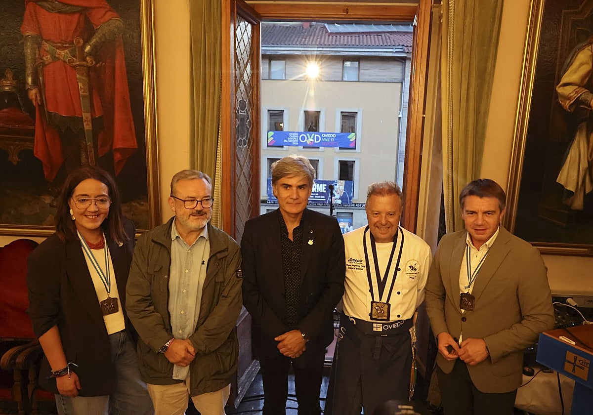 Covadonga Díaz, Alfredo García Quintana, Nando Agüeros, Miguel Ángel de Dios y José Luis Álvarez Almeida, tras el pregón.