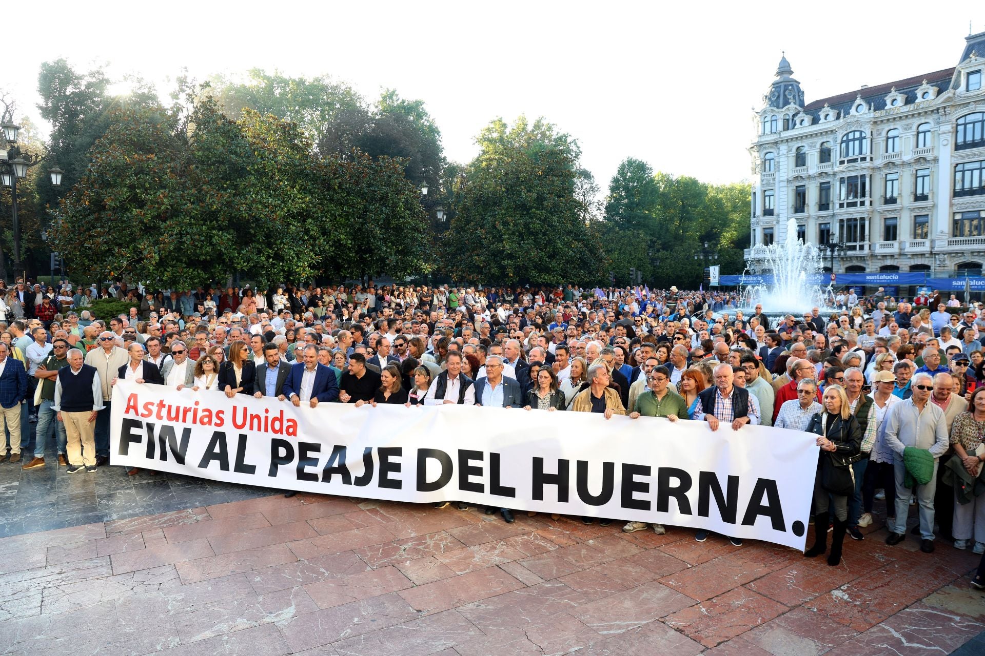 La multitudinaria manifestación en Oviedo contra el peaje del Huerna, en imágenes