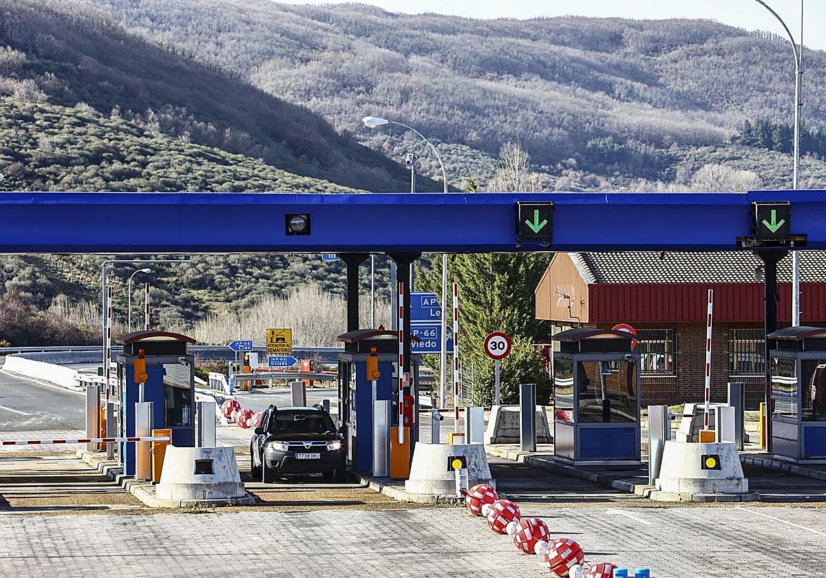 Peaje de la autopista del Huerna.