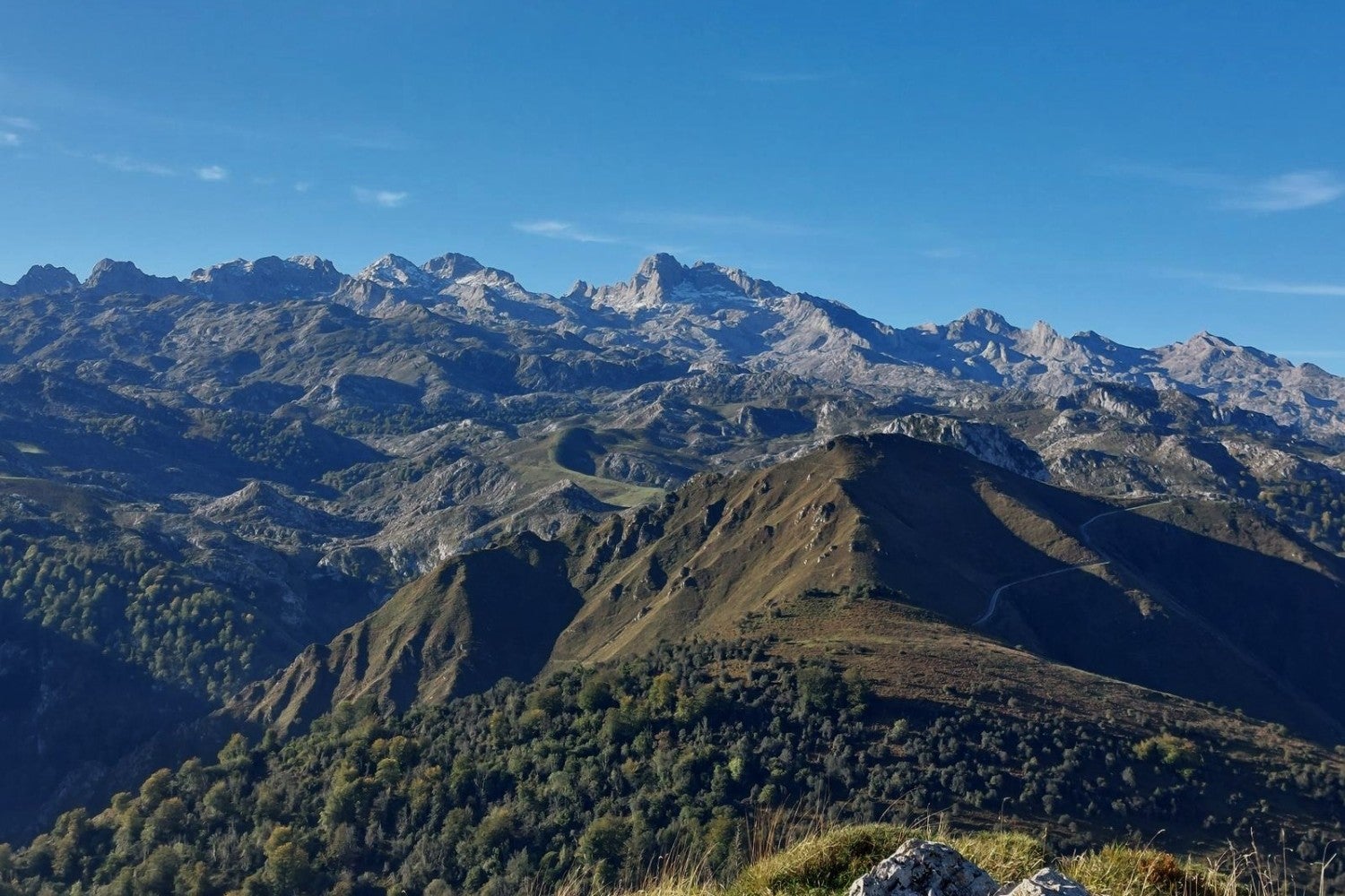 Imagen secundaria 1 - Ruta a Cabeza Pandescura: el balcón perfecto en Onís para admirar los Picos de Europa