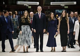 Los Reyes y sus hijas, a su llegada al concierto de los Premios el año pasado.