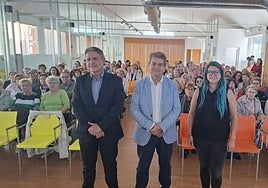 El director de Promoción de la Autonomía Personal y Mayores, Enrique Rodríguez; el alcalde de San Martín, José Ramón Martín Ardines; y la técnica Sofía Murias, en el encuentro de voluntarios de Sotrondio.