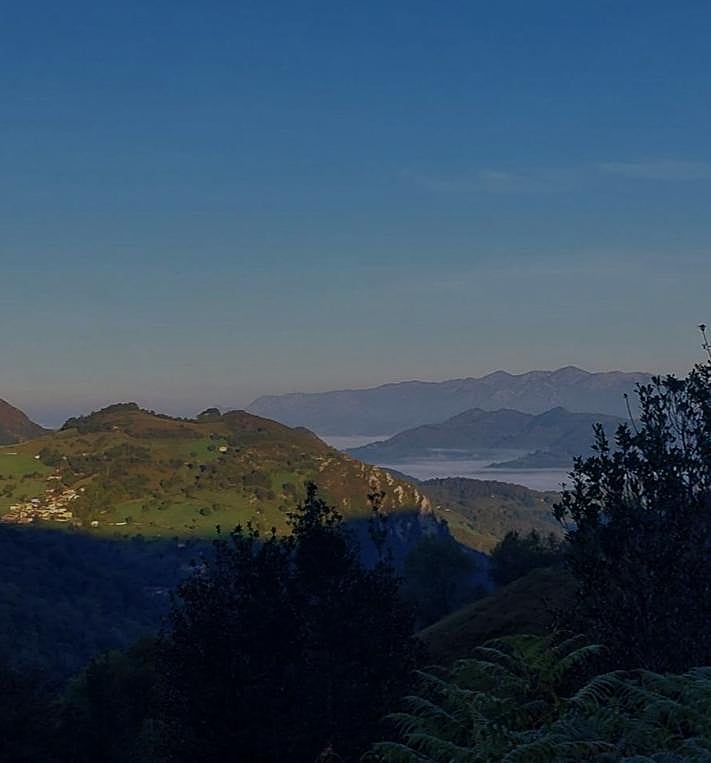 Imagen secundaria 2 - El pico Turbina, la sierra del Sueve, Santa María de Enol... las vistas de esta ruta abarcan grandes cumbres asturianas. 