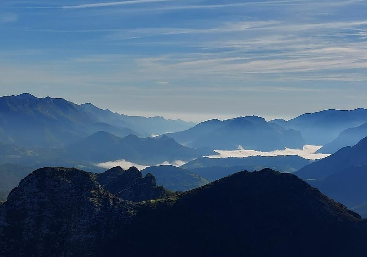Imagen principal - El pico Turbina, la sierra del Sueve, Santa María de Enol... las vistas de esta ruta abarcan grandes cumbres asturianas. 