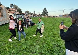 Un momento de la grabación del último vídeo sobre Valdesoto, con María Blanco, Cristina García, Jessyca González y Tania López con la cámara del móvil.