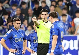 El colegiado Busquets Ferrer, durante el encuentro.