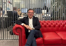 Higinio Iglesias en su despacho de Ebroker, en Pravia.