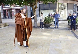 La actuación del peregrino en la plaza de Camposagrado, con el público asistente.