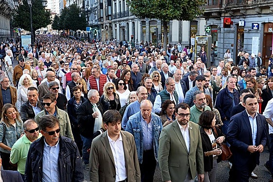 Cruce de reproches tras el 17-0: Barbón reta a Queipo a decir que la prórroga fue «ilegal» y el líder del PP le pide que «deje la sumisión» con el gobierno central