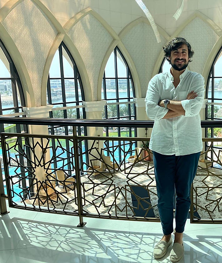 Imagen secundaria 2 - Parte del equipo de eVoost AI integrado por: Alberto Alcázar, David Lázaro, Mónica Hernández, Cristian G. Pastrana y Carlos Álvarez. Rascacielos de Abu Dabi. Cristian Pastrana en un hotel de la capital de los Emiratos Árabes. 